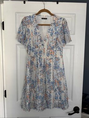 Women’s White Floral V-Neck Summer Dress size large
